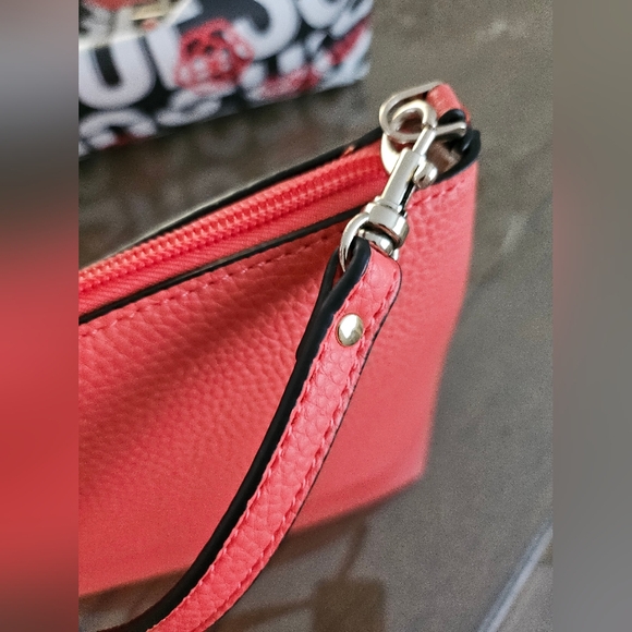 GUESS Black and Coral Tote with large detachable pouch. - Picture 6 of 9